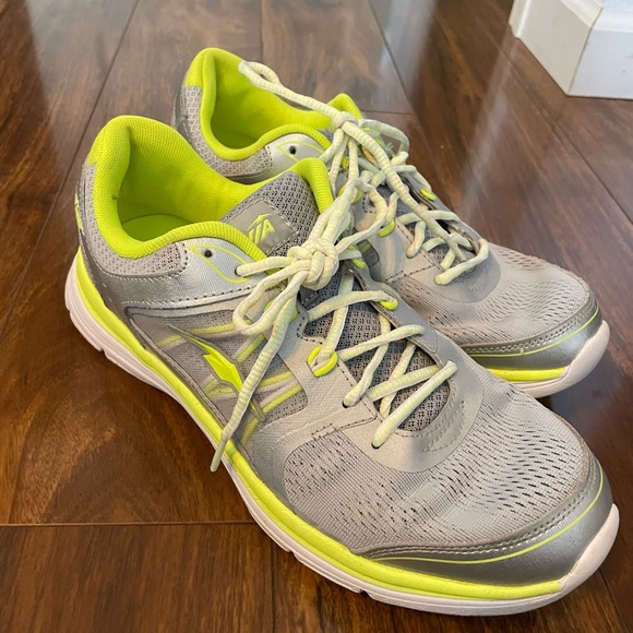 Shoes - Tennis shoes